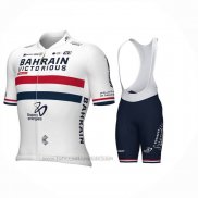 2024 Fahrradbekleidung Britannico Champion Bahrain Victorious Wei Rot Blau Trikot Kurzarm Und Tragerhose